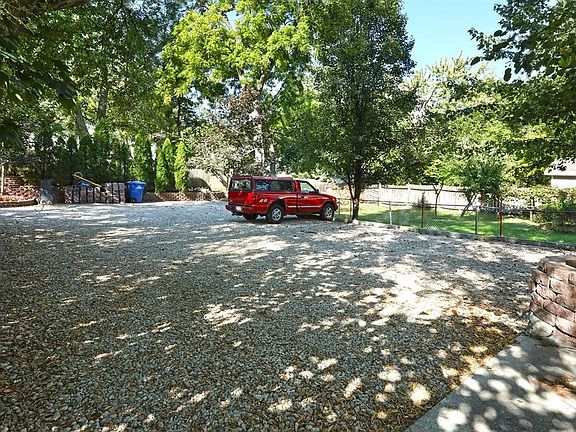 5th image of 2528 SE 6th St