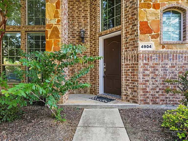 4904 Empire Way — Photo 4