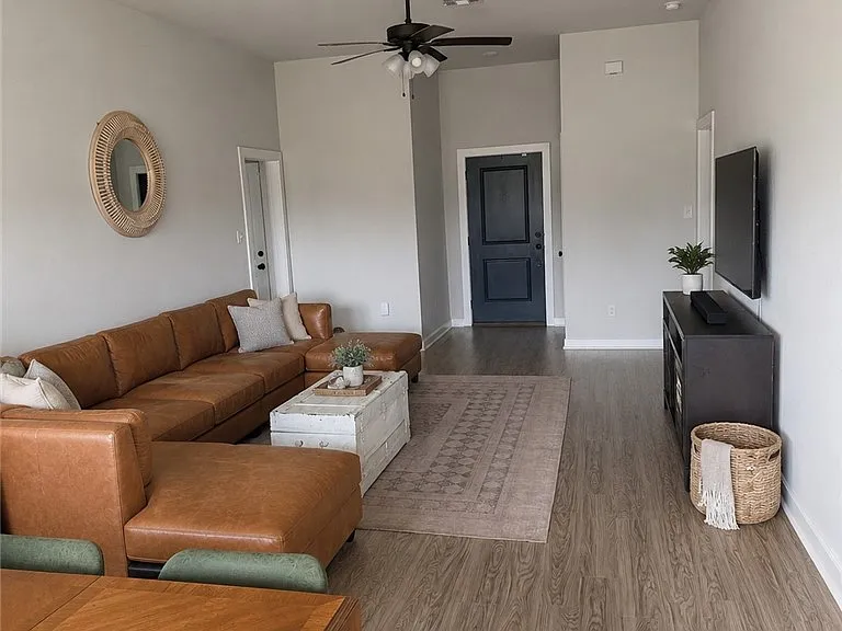 1940 Cambria Dr — Photo 3