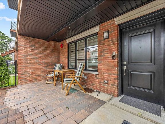 3rd image of 122 Bay 26th St #1