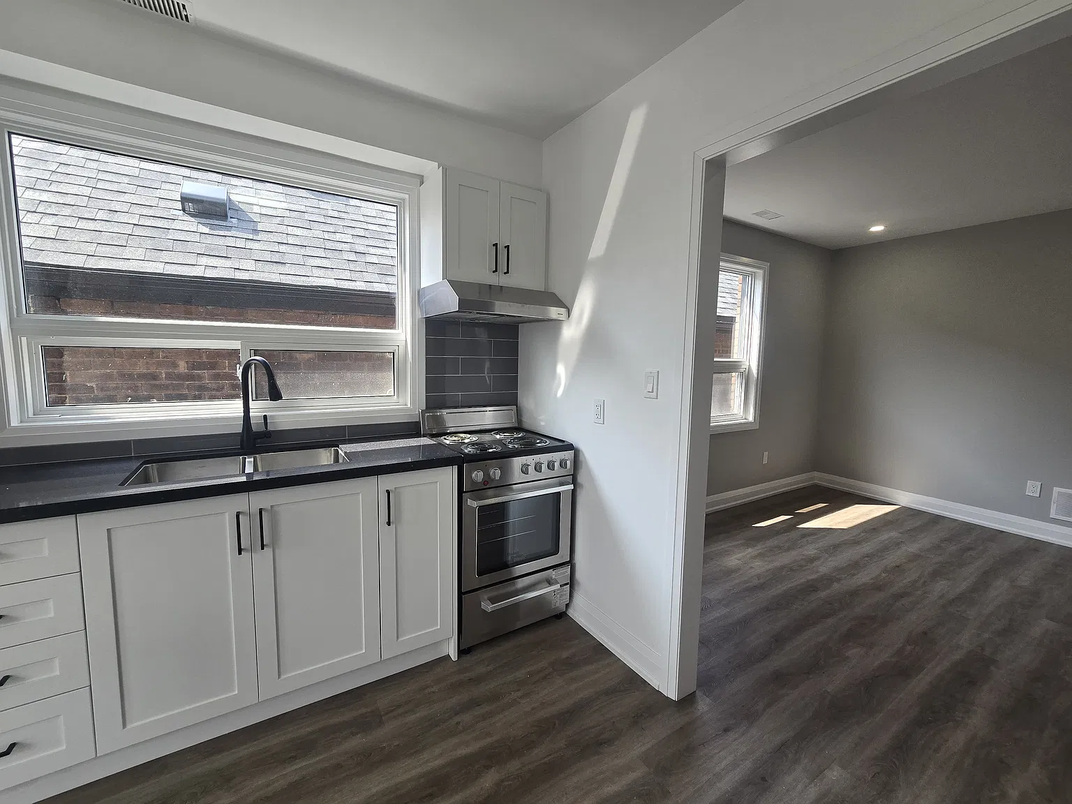 2 bed, 890 sqft, $2,490 — Photo 2