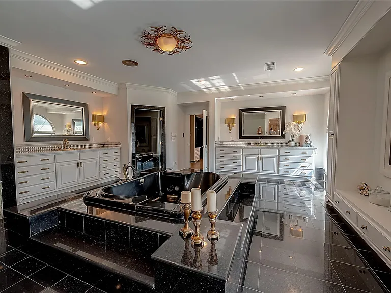 12445 Memorial Dr — Photo 29