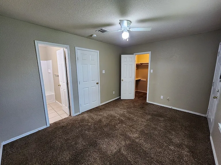 Roomy 3 Bedroom Duplex In S. Fort Worth — Photo 11