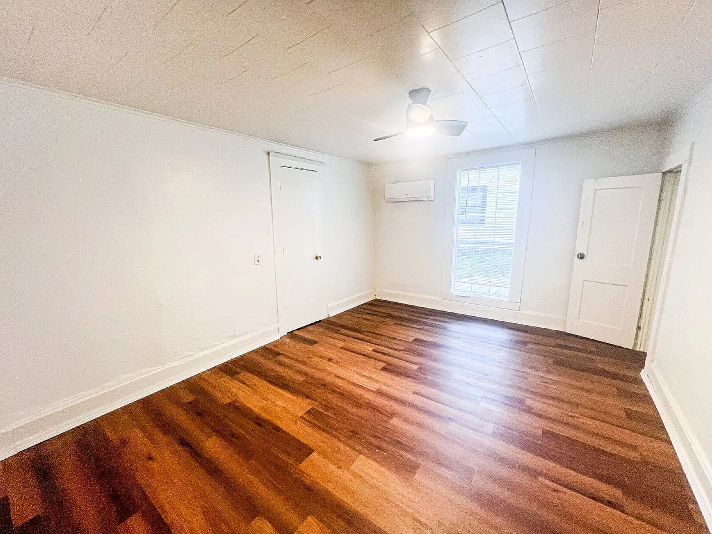 Spacious 3-Bed, 2-Bath with Flexible Dual Living Areas in Cleveland — Photo 2