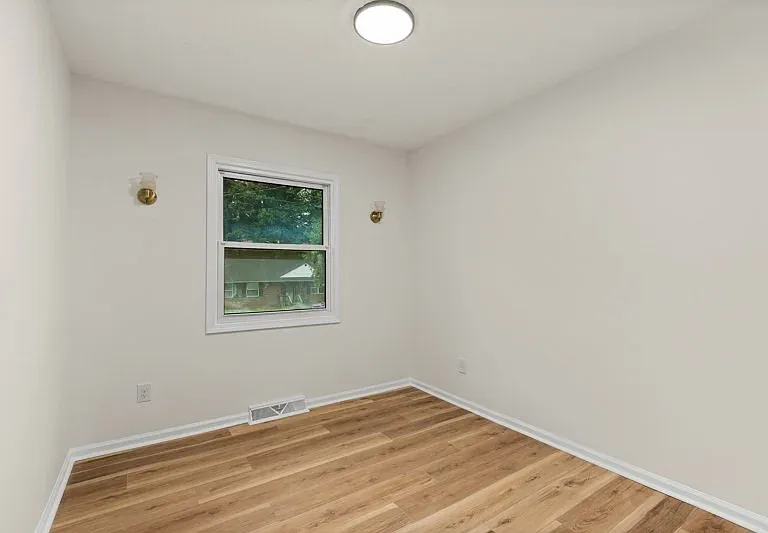 1539 Benbow St — Photo 11