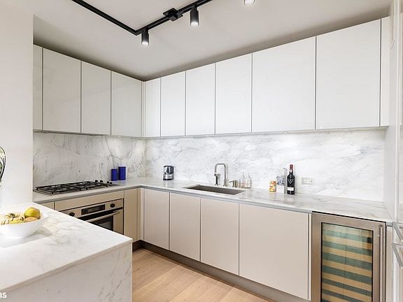 4th image of 322 W 57th St APT 47F2