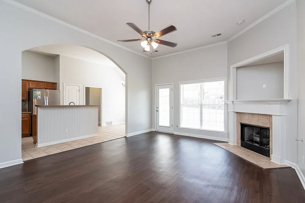 4 bed, 2.0 bath, 2155 sqft, $2,395 — Photo 2