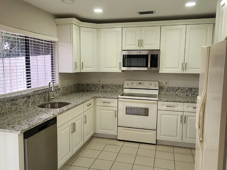 9712 Saratoga Park Ct — Photo 40