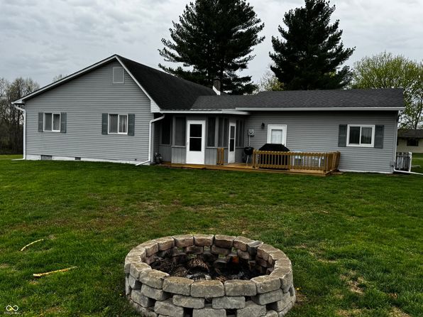 707 S Country Estates Ln, Bloomfield, IN 47424