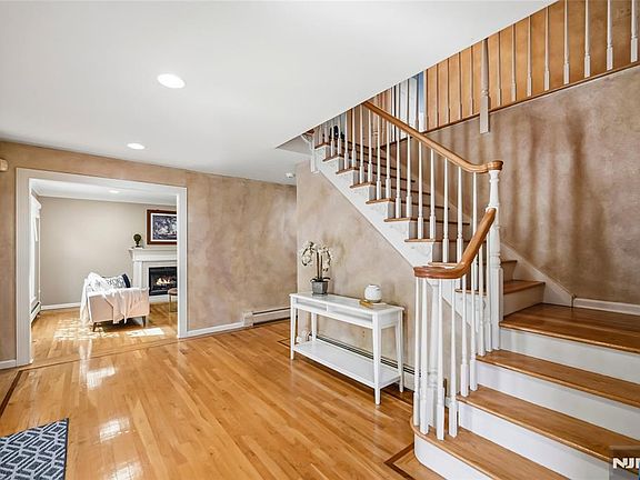 5th image of 320 William Way