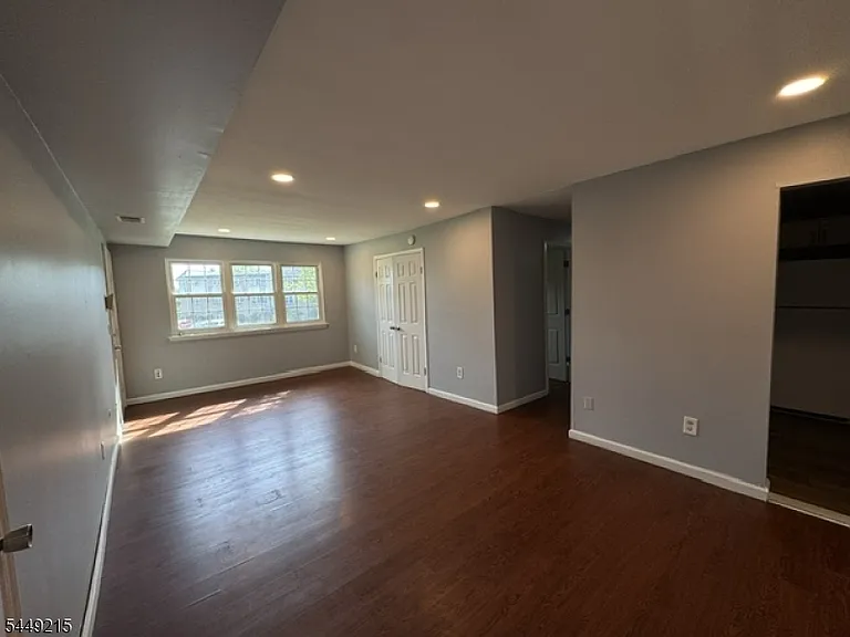332 College Dr — Photo 2