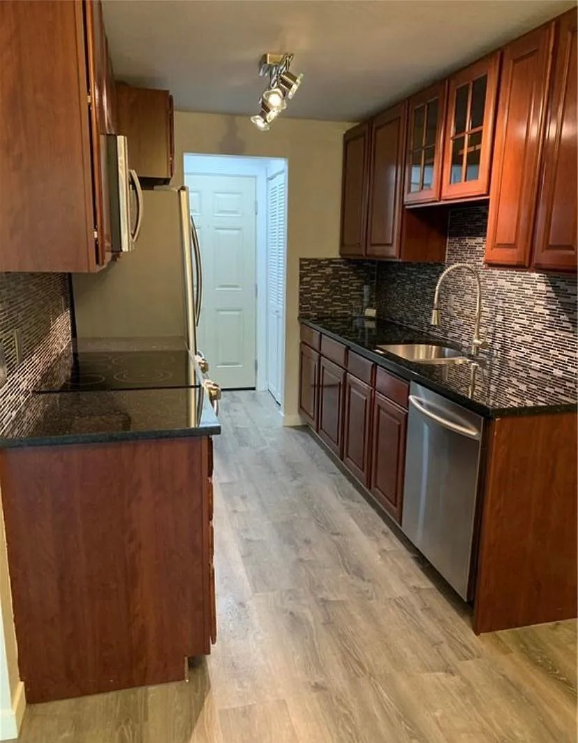 2 bed, 854 sqft, $2,400 — Photo 4