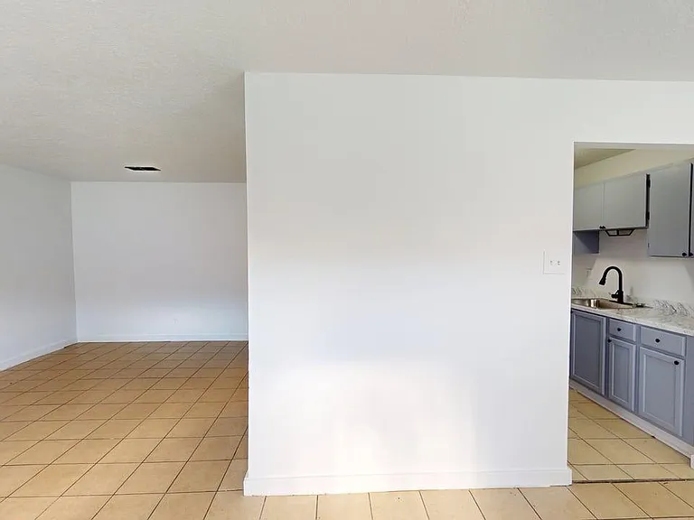 Renovated, Large UNM Area 2 Bed Apt w/ Washer / Dryer and Private Yard — Photo 32