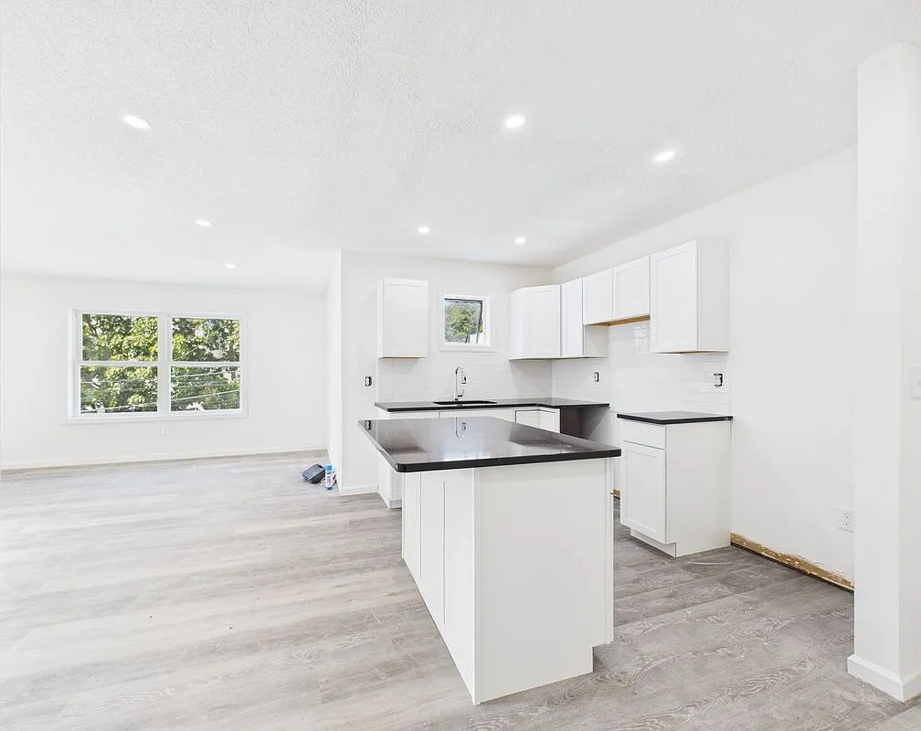 3 bed, 1.5 bath, 1801 sqft, $2,500 — Photo 2