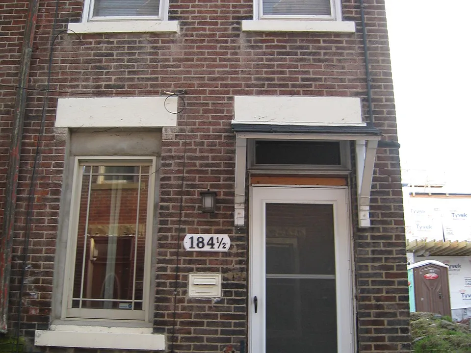 184 1/2 43rd 1/2 St