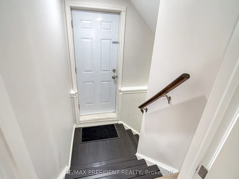 1565 Mickleborough Ct — Photo 32