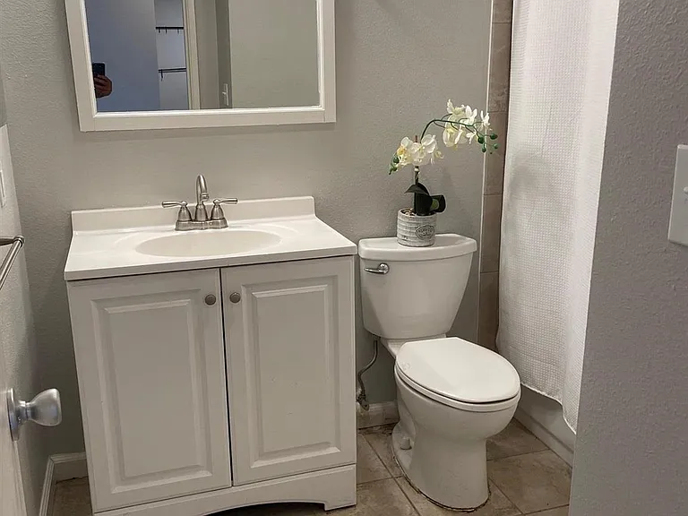 1645 Emerald St #1L — Photo 58