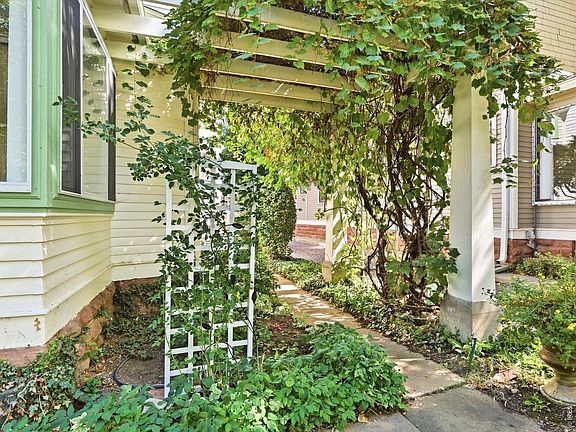 2nd image of 418 Pratt St