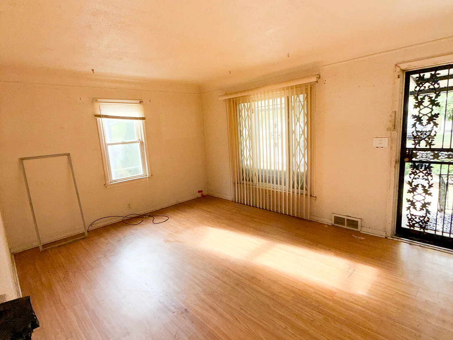4 bed, 1.5 bath, 1500 sqft, $1,100 — Photo 2