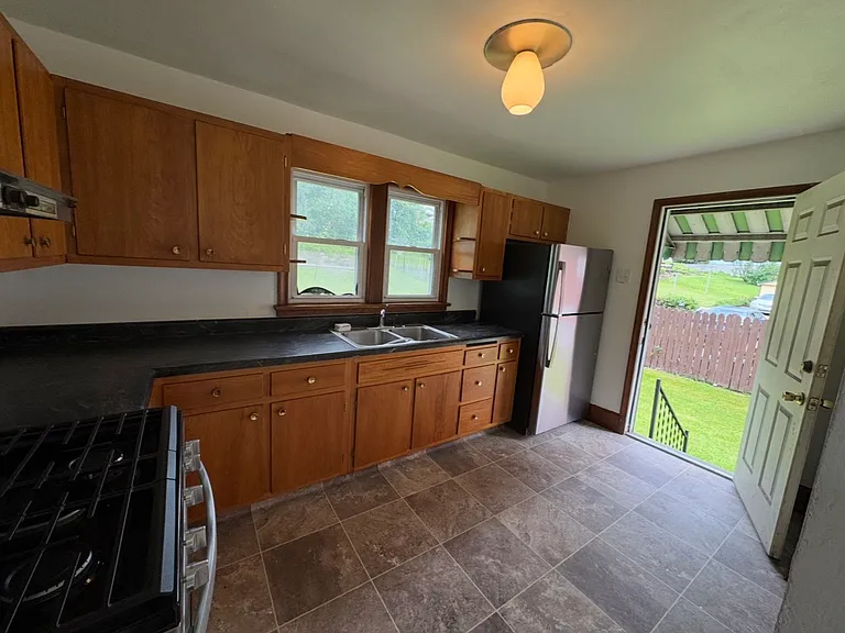 34 Zellers St — Photo 4