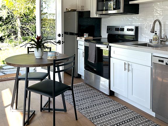 3rd image of 4548 Poe Ave #B