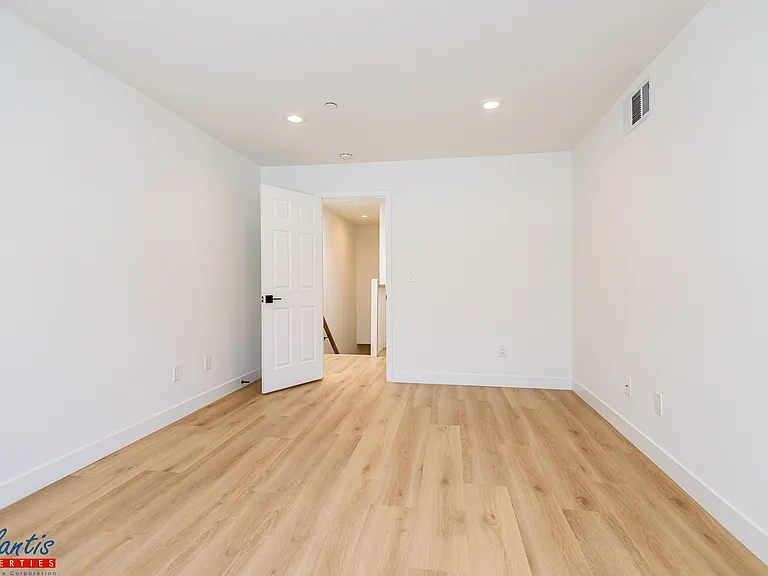 990 La Mesa Ter #F — Photo 16