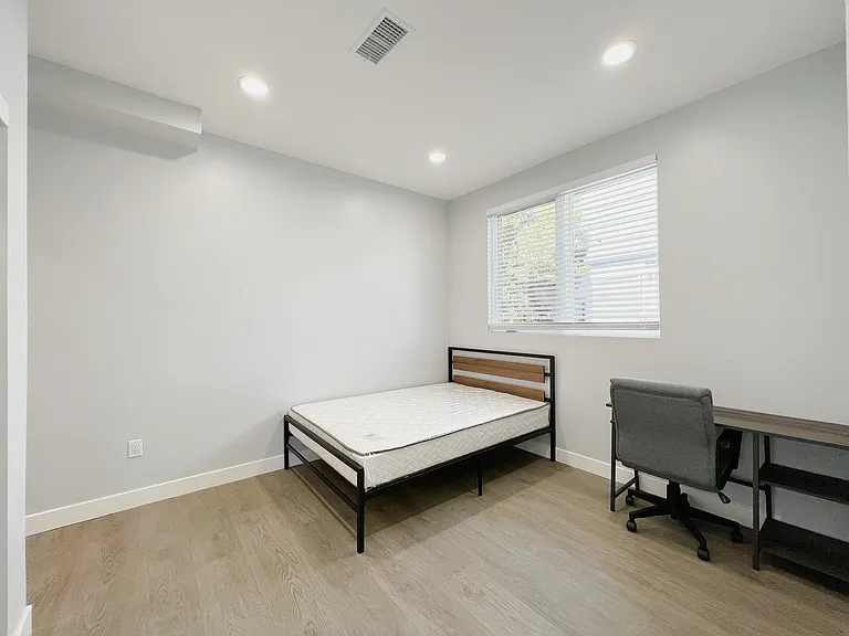 2641 S Budlong Ave #2641 — Photo 11