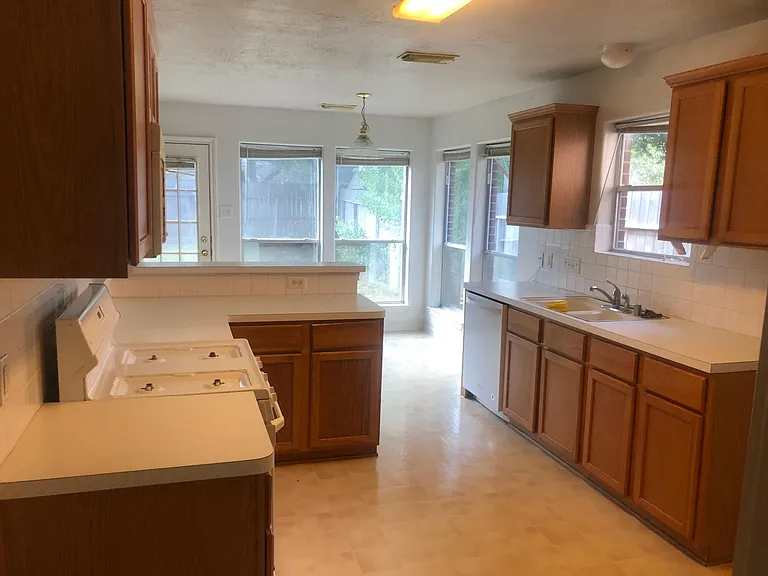 5327 Devon Green Dr — Photo 5