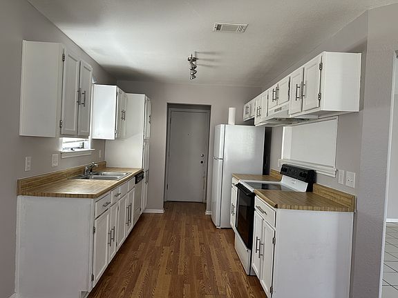 3rd image of 409 Suzie St