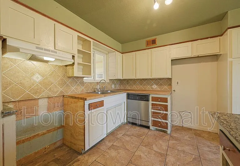 1805 NE 53rd St — Photo 8