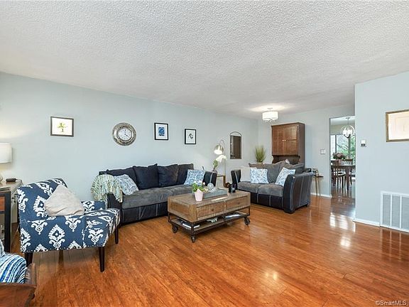 2nd image of 19 Conestoga Way #19