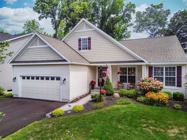 8202 Venetian Dr, Baldwinsville, NY 13027