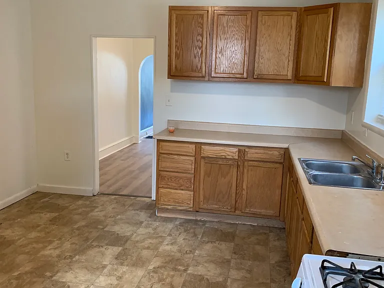 1142 Princess Ave — Photo 13