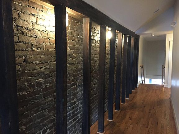 Common hallway to 3 apartments.