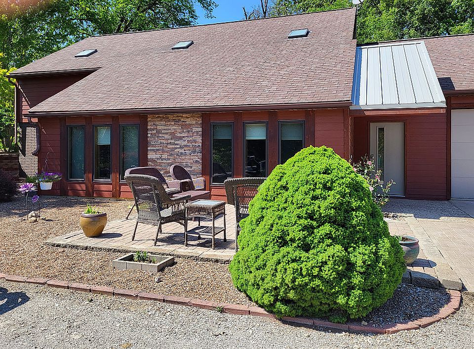 Front of 2300 sq ft country home