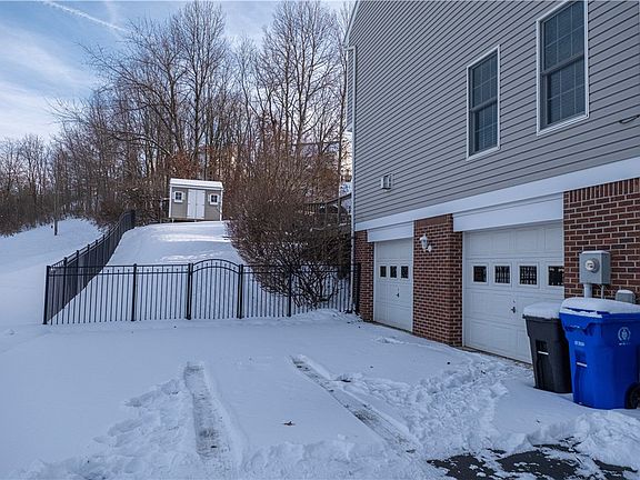 2nd image of 105 Oak Moss Dr