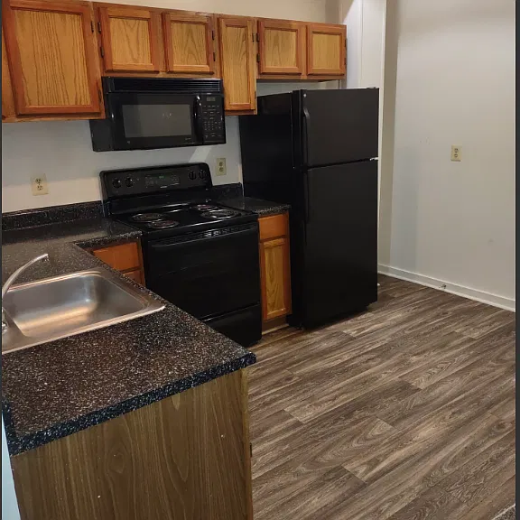 Marlboro Classic Apt & Redwood Square — Photo 38