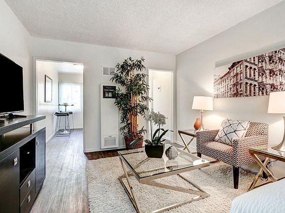 4th image of 1729 Beloit Ave #19