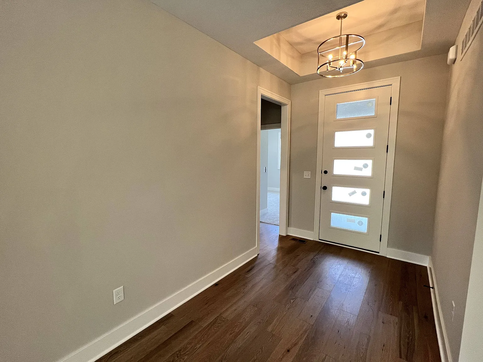 4 bed, 2542 sqft, $4,200 — Photo 3