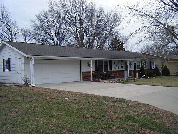 3rd image of 722 Randall Rd