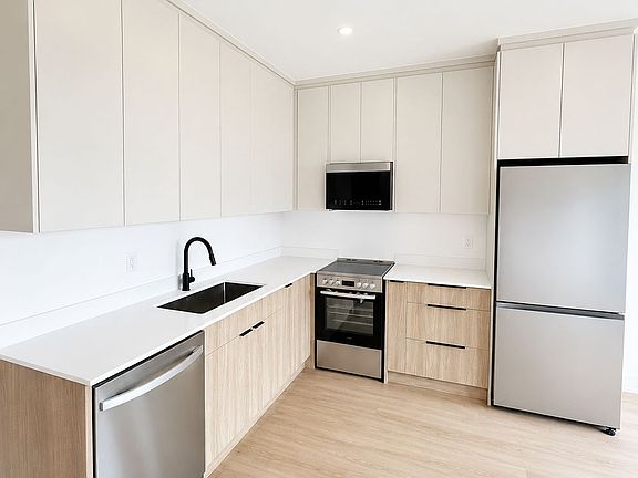 3rd image of 207 Connaught Ave #1