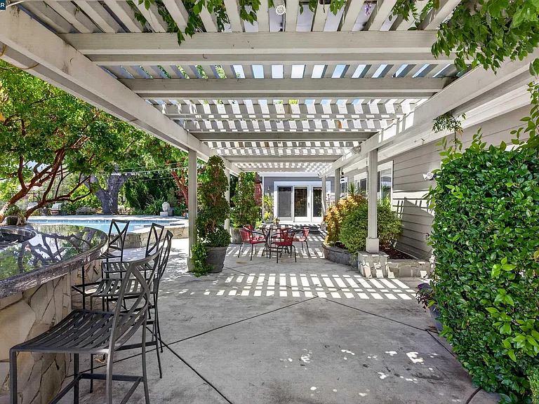 2207 Martin Ave — Photo 43