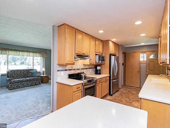 3rd image of 684 Grandview Ave W