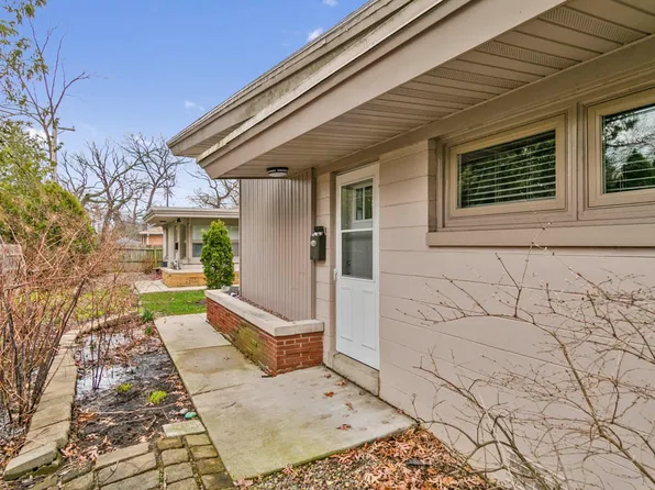 26 E Washington Ave APT 4, Lake Bluff, IL 60044