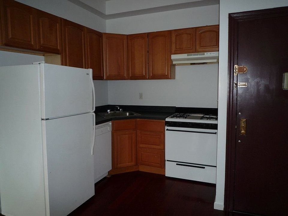 1st image of 222 Montrose Ave #1DDV