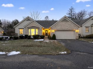 29421 Woodfield Ct, Farmington, MI 48331