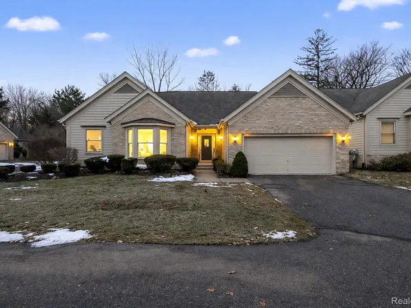 29421 Woodfield Ct, Farmington, MI 48331