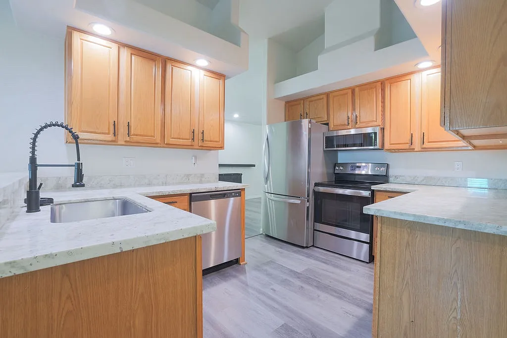 3 bed, 1665 sqft, $3,000 — Photo 3
