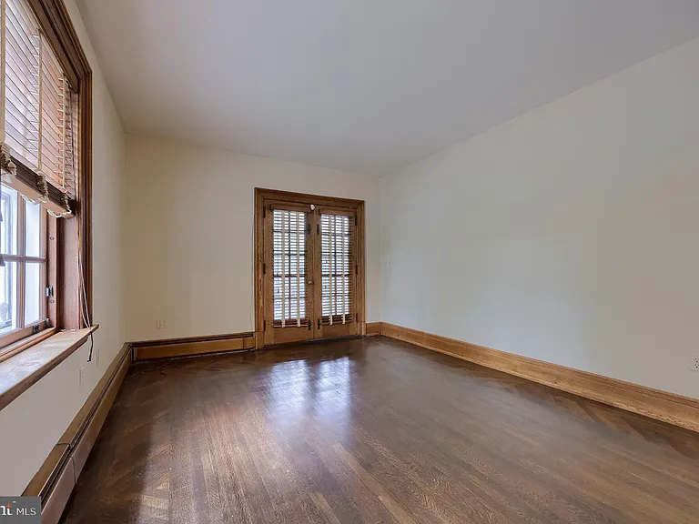 226 E Caracas Ave — Photo 32