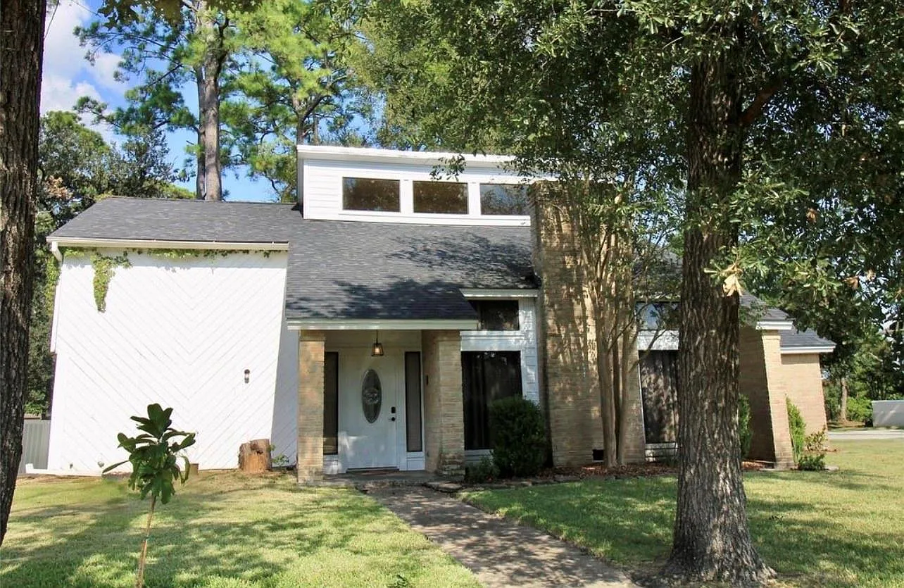 4 bed, 2.5 bath, 2548 sqft, $2,200 — Photo 1